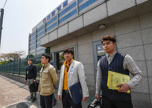 조현민 대한항공 전무의 갑질 논란을 수사 중인 경찰이 19일 오후 서울 강서구 대한항공 본사에 대한 압수수색을 마친 뒤 나오고 있다.