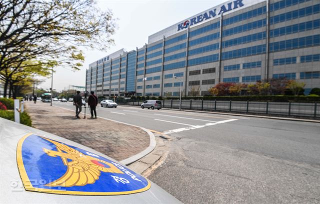 19일 오전 서울 강서구 대한항공 본사 앞에 조현민 전무의 갑질 논란을 수사중인 경찰의 압수수색 차량이 서 있다.