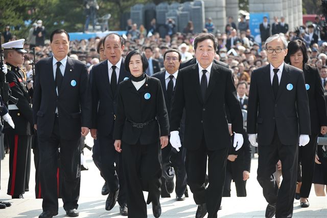 이낙연 국무총리가 19일 오전 서울 강북구 국립4.19 민주묘지에서 열린 제58주년 4.19혁명 기념식에 참석하고 있다. 연합뉴스