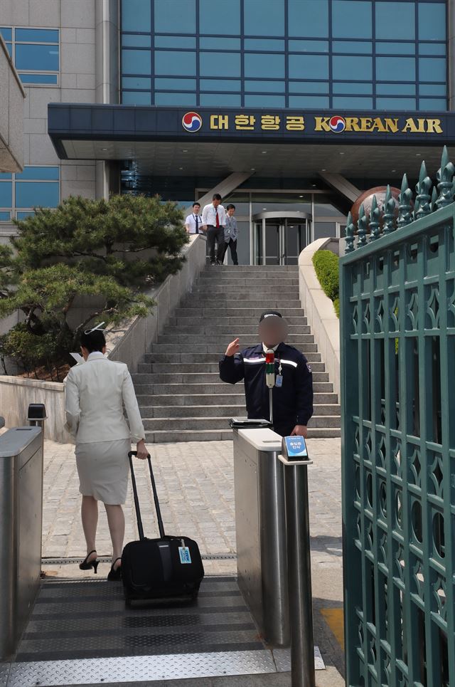 압수수색 받은 대한항공 본사. 조현민 대한항공 광고담당 전무의 이른바 '물벼락 갑질'을 수사하는 경찰이 서울 강서구 대한항공 본사에 대한 압수수색을 실시한 19일 오후 대한항공 직원들이 본가건물에 출입하고 있다. 연합뉴스