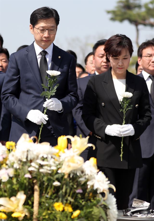 봉하 찾은 김경수 의원 내외. 더불어민주당 경남도지사 후보인 김경수 의원이 20일 오전 경남 김해시 봉하마을을 찾아 노무현 전 대통령 묘역에 분향하고 있다. 김 의원 오른쪽은 아내 김정순 씨. 연합뉴스