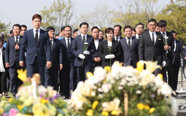 더불어민주당 경남도지사 후보인 김경수 의원이 20일 오전 경남 김해시 봉하마을을 찾아 노무현 전 대통령 묘역에 헌화하고 있다. 연합뉴스