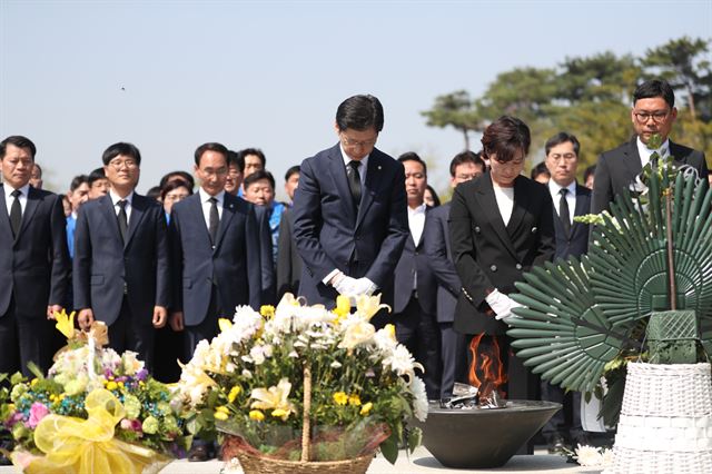 더불어민주당 경남도지사 후보인 김경수 의원이 20일 오전 부인 김정순씨와 경남 김해시 봉하마을을 찾아 노무현 전 대통령 묘역에서 묵념하고 있다. 연합뉴스