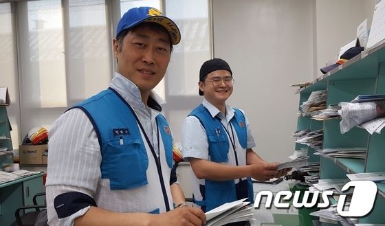 우편 배달하던 임실우체국 한희수·이성범 집배원. 뉴스1