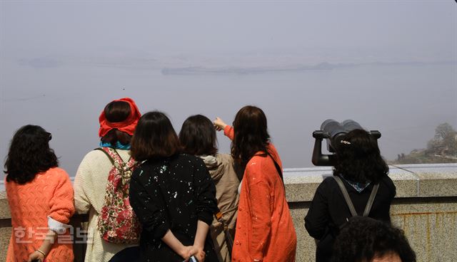 남북정상회담을 일주일 앞둔 20일 오전 경기도 파주 오두산 통일전망대에서 관광객들이 미세 먼지로 흐려져 있는 북한 황해북도 개풍군 일대를 살펴 보고 있다. . 2018.04.20. 신상순 선임기자