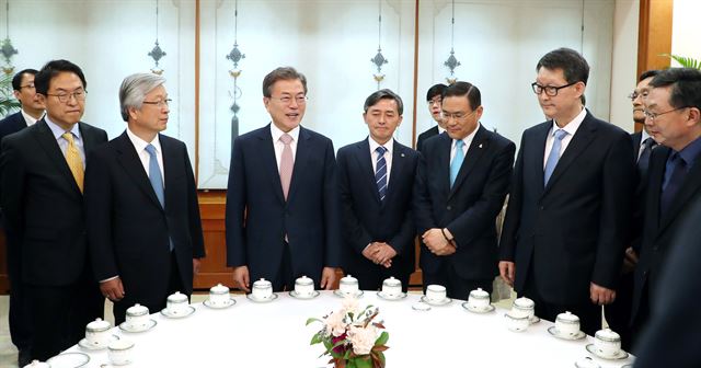 문재인 대통령이 19일 낮 청와대에서 열린 언론사 사장단 오찬 간담회에 앞서 참석자들과 환담하고 있다. 연합뉴스