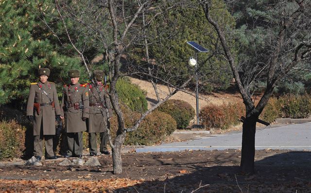 송영무 국방부 장관이 판문점 공동경비구역(JSA)을 방문했을 때 남쪽을 살펴보고 있는 북한군의 모습. 연합뉴스