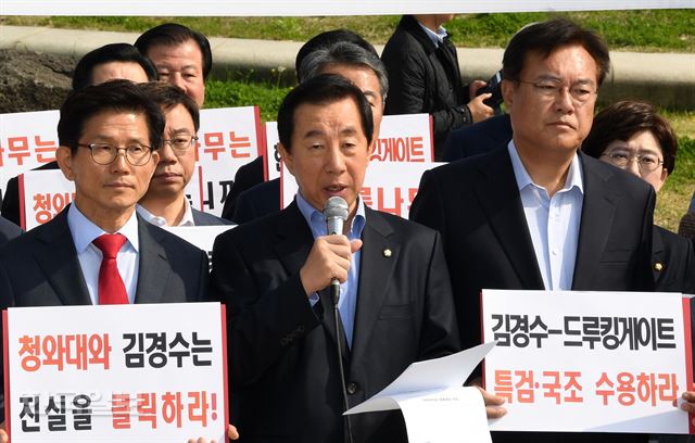 김성태(가운데) 자유한국당 원내대표가 20일 오전 서울 청와대 분수대광장 앞에서 열린 비상의원총회에 발언하고 있다. 홍인기 기자