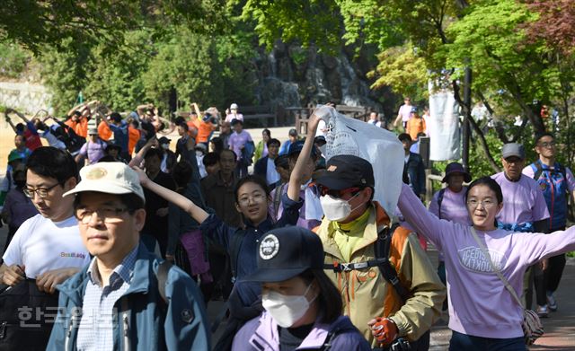 473회 한국일보 거북이마라톤 ‘제7회 전국동시지방선거 아름다운 선거를 위한 남산 걷기대회’가 21일 서울 남산공원 백범광장에서 열린 가운데 많은 시민들이 함께 남산길을 걷고 있다. 서재훈기자