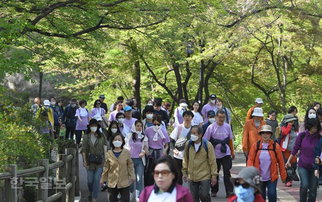 473회 한국일보 거북이마라톤 ‘제7회 전국동시지방선거 아름다운 선거를 위한 남산 걷기대회’가 21일 서울 남산공원 백범광장에서 열린 가운데 시민들이 함께 남산길을 걷고 있다. 서재훈기자