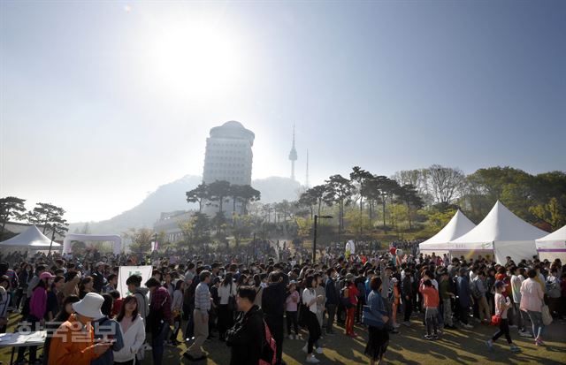 473회 한국일보 거북이마라톤 ‘제7회 전국동시지방선거 아름다운 선거를 위한 남산 걷기대회’가 21일 서울 남산공원 백범광장에서 열린 가운데 많은 시민들이 출발 준비를 하고 있다. 서재훈기자