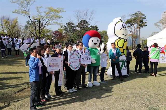 473회 한국일보 거북이마라톤 ‘제7회 전국동시지방선거 아름다운 선거를 위한 남산 걷기대회’가 21일 서울 남산공원 백범광장에서 열린 가운데 관악구선거관리위원회 관계자들이 기념사진을 찍고 있다. 코리아타임스 심현철기자 shim@koreatimes.co.kr