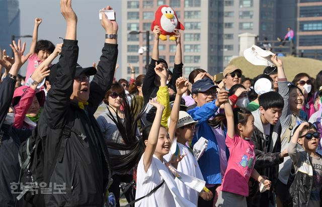 473회 한국일보 거북이마라톤 ‘제7회 전국동시지방선거 아름다운 선거를 위한 남산 걷기대회’가 21일 서울 남산공원 백범광장에서 열린 가운데 참석한 많은 시민들이 출발 전 몸풀기 게임을 하고 있다. 서재훈기자