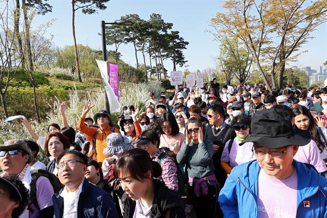 473회 한국일보 거북이마라톤 ‘제7회 전국동시지방선거 아름다운 선거를 위한 남산 걷기대회’가 21일 서울 남산공원 백범광장에서 열린 가운데 많은 시민들이 힘찬 출발을 하고 있다. 코리아타임스 심현철기자 shim@koreatimes.co.kr