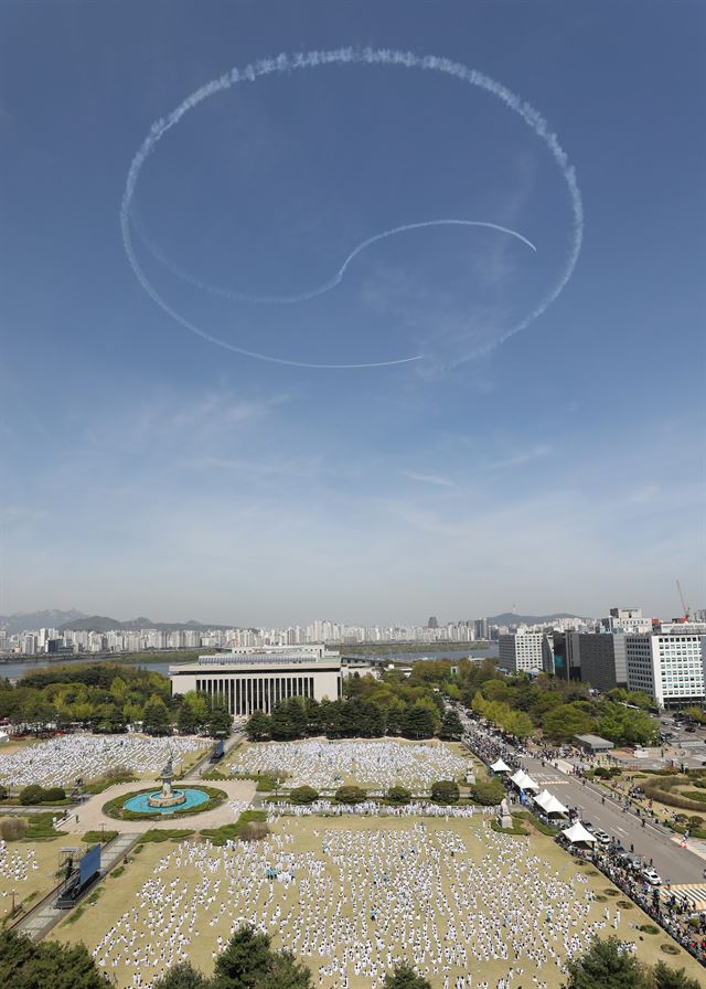 대한민국 공군 특수비행팀 블랙이글스가 21일 오후 서울 여의도 국회 상공에서 '태권도, 평화의 함성' 행사 기념 축하 비행하고 있다. 연합뉴스