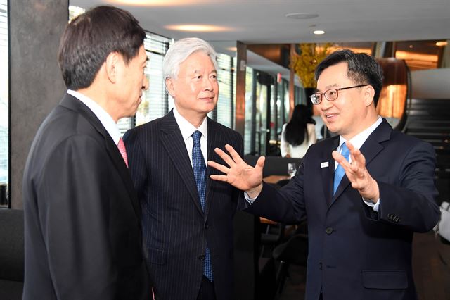 주요20개국(G20) 재무장관회의 및 국제통화기금(IMF) 춘계회의 참석차 미국 워싱턴을 방문 중인 김동연(오른쪽) 부총리 겸 기획재정부 장관이 21일(현지시간) 워터게이트호텔에서 조윤제(가운데) 주미대사, 이주열(왼쪽) 한국은행 총재 간 3자 오찬 간담회에 참석해 대화를 나누고 있다. 기획재정부 제공