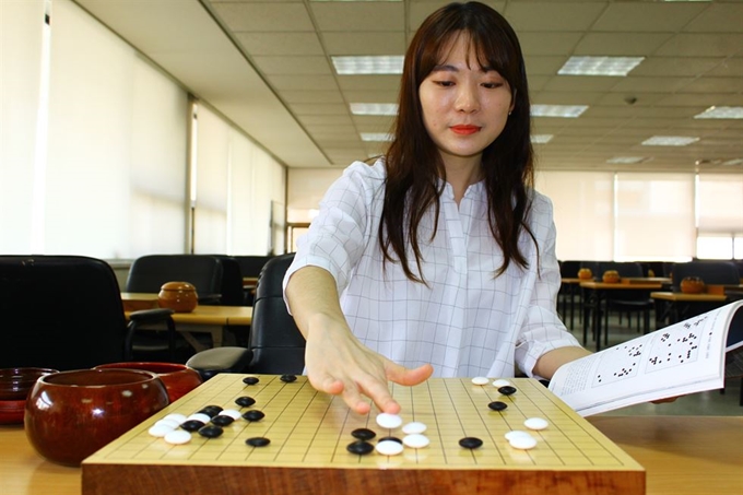 지난 20일 서울 홍익동 한국기원에서 만난 김채영 3단이 기보를 보면서 복기하고 있다.