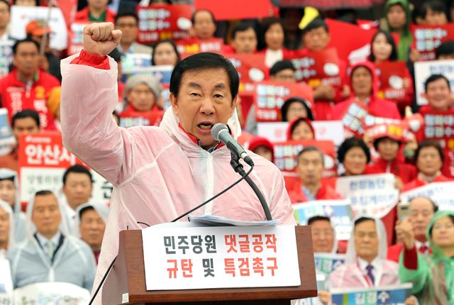 김성태 자유한국당 원내대표 22일 국회 본청 앞 계단에서 열린 민주당원 댓글공작 규탄 및 특검촉구대회에서 발언하면서 주먹을 불끈 쥐고 있다. 연합뉴스