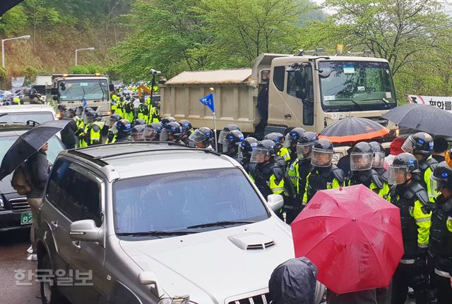 [저작권 한국일보]23일 오전 11시25분쯤 경북 성주군 초전면 소성리에서 사드기지 공사용 덤프트럭 등이 경찰 호위를 받아 기지로 진입하고 있다. 김민규기자 whitekmg@hankookilbo.com