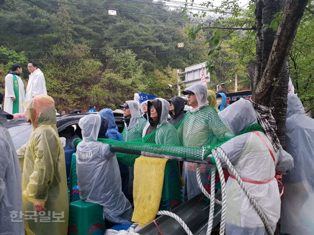 [저작권 한국일보]사드기지 반대단체 회원들이 23일 오전 성주군 초전면 소성리 진입로에서 차량과 PVC파이프, 그물망 등을 이용해 서로서로 연결한 뒤 경찰의 해산에 맞서고 있다. 김민규기자 whitekmg@hankookilbo.com