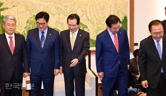 정세균 국회의장과 여야 4당 교섭단체 원내대표가 23일 서울 여의도 국회에서 정례회동을 하고 있다. 왼쪽부터 김동철 바른미래당 원내대표, 우원식 더불어민주당 원내대표, 정 의장, 김성태 자유한국당 원내대표, 노회찬 평화와 정의의 의원모임 원내대표. 홍인기 기자