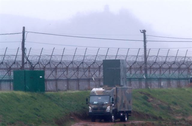 남북정상회담을 나흘 앞둔 23일 오후 경기도 파주 전방 철책 부근에 기동형 확성기 차량이 운용을 멈춘 채 자리하고 있다. 확성기 차량 뒤 철책 너머로 안개 속에 가려진 북한군 초소의 모습이 산 능선과 함께 흐릿하게 보이고 있다. 국방부는 이날 '2018 남북정상회담 계기 대북 확성기방송 중단 관련 발표문'을 통해 "남북간 군사적 긴장 완화 및 평화로운 회담 분위기 조성을 위해 오늘 0시를 기해 군사분계선 일대에서의 대북 확성기방송을 중단했다"고 밝혔다. 파주=연합뉴스