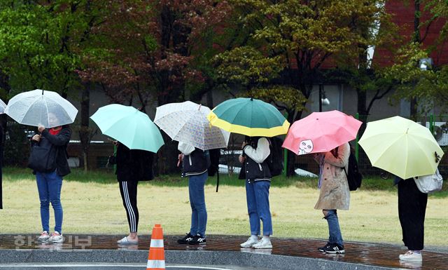 봄 비가 내린 23일 오전 서울 서대문구 이화여대에서 우산을 쓴 학생들이 등교 하고 있다.배우한 기자