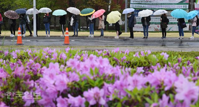 봄 비가 내린 23일 오전 서울 서대문구 이화여대에서 우산을 쓴 학생들이 등교 하고 있다.배우한 기자