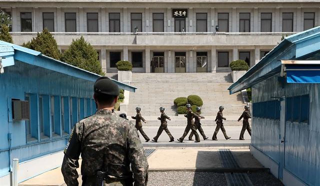 남북정상회담을 일주일여 앞둔 18일 경기도 파주 판문점에서 한국 경비병 너머로 북측 경비병들이 근무 교대를 하고 있다. 고영권 기자