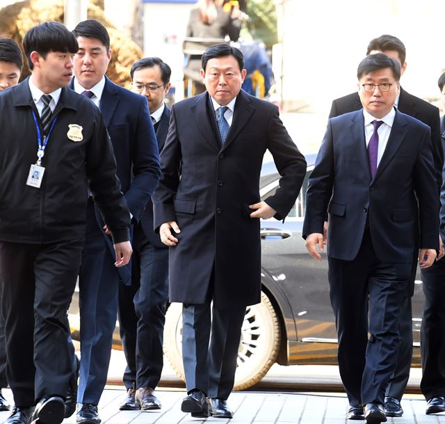 지난 2월 13일 신동빈 롯데그룹회장이 재판을 받기 위해 서울 서초동 서울중앙지법 법정으로 들어가고 있다. 신상순 기자