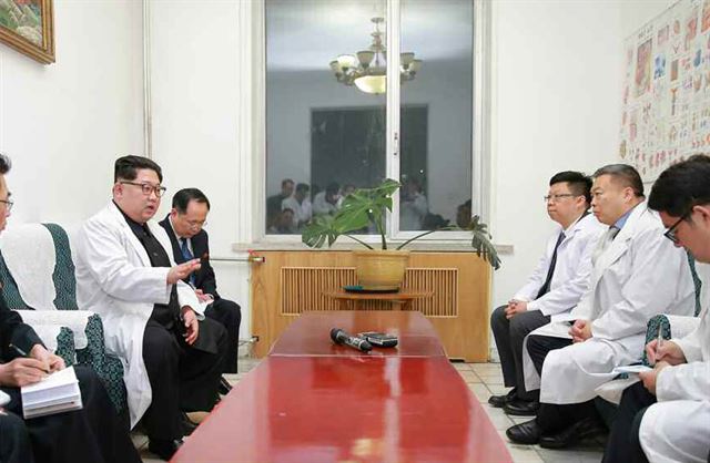 부상 중국인 병원 찾은 김정은 위원장. 김정은 북한 국무위원장이 북한에서 발생한 중국인 관광객들의 교통사고와 관련, 병원을 찾아 부상자들의 치료 상황을 살펴봤다고 노동당 기관지 노동신문이 24일 보도했다. 연합뉴스