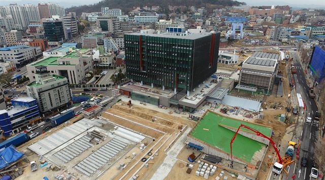 강원 춘천시의 신축청사가 이달 준공을 앞두고 막바지 공사가 한창이다. 신축청사는 지상 8층(지하 2층) 규모의 본관동과 지상 3층(지하 1층) 시의회동으로 나눠 지어졌다. 연합뉴스