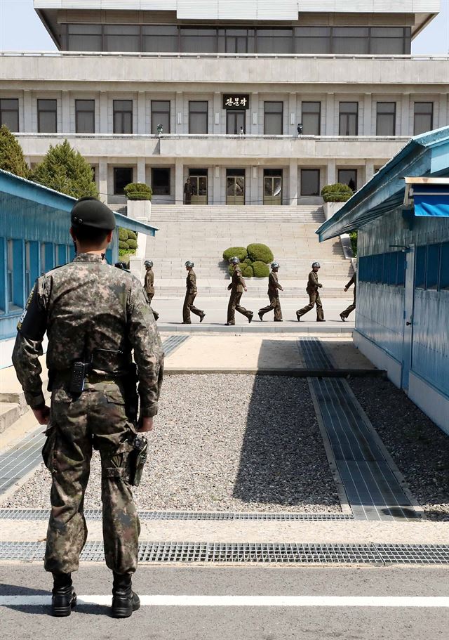 남북 정상회담을 일주일여 앞둔 18일 경기도 파주 판문점에서 한국 경비병 너머로 북측 경비병들이 근무 교대를 하고 있다. 고영권 기자