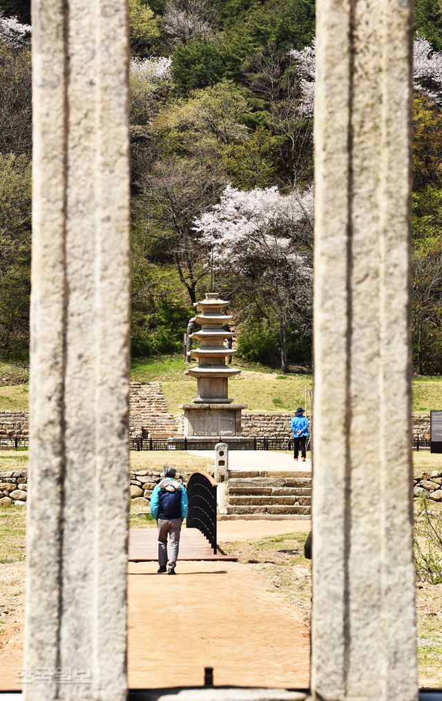 당간지주 사이로 보이는 5층 석탑.