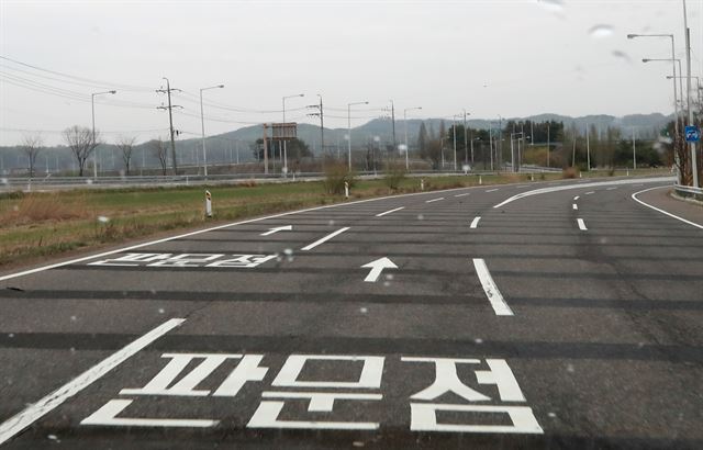 남북정상회담을 닷새 앞둔 22일 경기도 파주 자유로에 판문점 으로 향하는 도로 안내 문구가 새겨져 있다. 연합뉴스