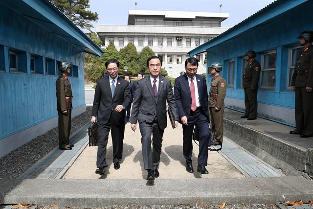 조명균 통일부장관이 29일 오전 판문점 북측 통일각에서 열린 남북 고위급회담을 마친 뒤 군사 분계선을 넘고 있다. 사진공동취재단