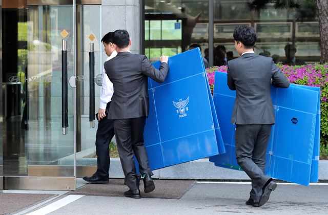 강남 재건축 수주비리와 관련해 경찰이 현대건설 본사를 압수수색 중인 25일 오후 서울 종로구 현대건설 본사로 수사관들이 압수물품을 담을 박스를 들고 들어가고 있다. 뉴시스 2018.04.25. 20hwan@newsis.com<저작권자ⓒ 공감언론 뉴시스통신사. 무