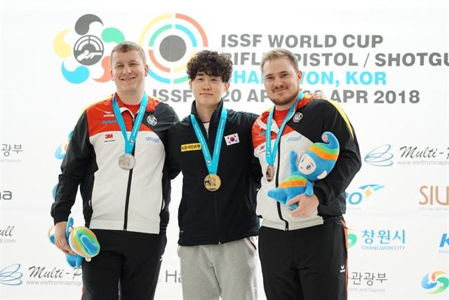 김준홍(가운데)이 25일 경남 창원국제사격장에서 열린 국제사격연맹(ISSF) 월드컵 남자 25ｍ 속사권총 결선에서 세계신기록으로 금메달을 딴 뒤 시상식을 갖고 있다. 창원세계사격선수권대회 조직위 제공