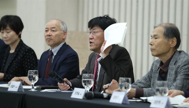 25일 오후 서울 관악구 서울대학교 교수회관에서 열린 삼성 옴부즈만 위원회 종합진단 보고회에서 이철수 위원장이 삼성전자 반도체·디스플레이 생산라인의 직업병 관련 조사·진단 결과를 발표하고 있다. 연합뉴스