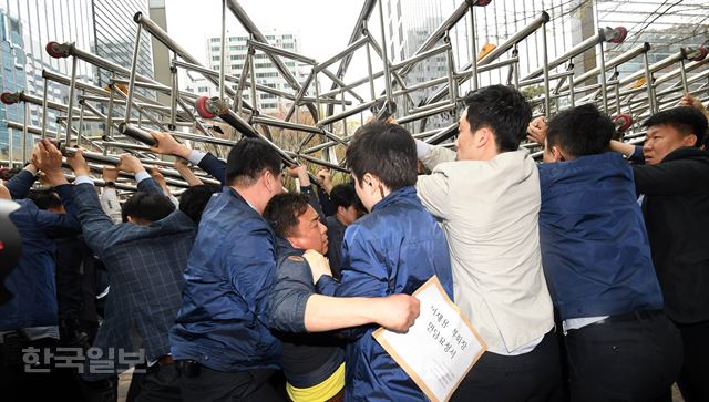 삼성그룹 계열사 및 관련사 4개 노조 관계자들이 3일 서울 서초구 서초동 삼성본관 앞에서 기자회견을 연 후, 이재용 부회장에게 면담 요청서를 전달하기 위해 본관에 들어가려다 제지당하고 있다. 서재훈기자 spring@hankookilbo.com