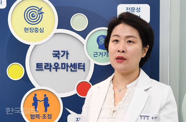 삼풍백화점 붕괴 같은 집단 트라우마 피해자가 뒤늦게나마 치료를 받으면 심리적 고통에서 벗어날 수 있을까. 심민영 팀장은 “트라우마 자체는 변하거나 없어지지 않는다. 다만 ‘트라우마 후에도 긍정적인 삶이 있다’는 자기 서사를 만들면서 고통을 이겨 낼 수 있는 것”이라면서 “10년, 20년 전 겪은 트라우마도 치료 단 10번 만에 드라마틱하게 호전된 사례가 있다. 치료 대상자 산정에 기간을 두지 않을 것”이라고 말했다. 신상순 선임기자