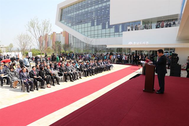 남궁영 충남지사 권한대행이 25일 내포신도시 문화시설지구에 신축한 충남도서관 개관식에서 축하 인사를 하고 있다. 충남도 제공