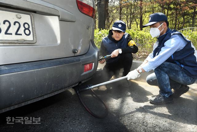 서울시 기후환경본부 소속 관계자들이 이달 마포구 월드컵로에서 차량의 배출가스 상태를 점검하고 있다. 배우한 기자