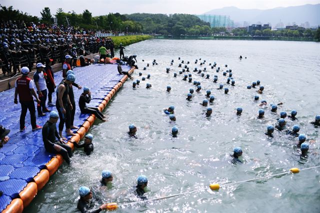 지난해 대구에서 열린 13회 대구시장배 전국철인3종대회에서 참가자들이 수영을 하고 있다. 대구철인3종협회 제공