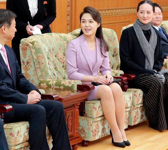 김정은 북한 노동당 위원장의 부인인 리설주(중앙)가 지난 14일(현지시간) 중국 예술단을 이끌고 평양을 방문한 쑹타오(宋濤) 공산당 대외연락부장과 대화하는 모습. 평양 AP=연합뉴스