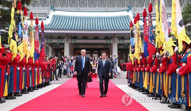 2017년 11월 한국을 방문한 트럼프 미국 대통령이 우리나라 전통의장대의 사열을 받고 있다. 연합뉴스