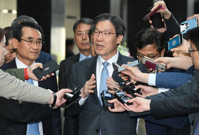 권오준(가운데) 포스코 회장이 지난 18일 서울 강남구 포스코센터에서 열린 이사회를 마친 뒤 취재진의 질문에 답하고 있다. 권 회장은 이날 사임 의사를 밝혔다. 한국일보 자료사진