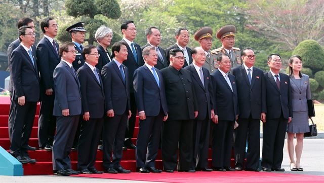 문재인 대통령과 김정은 북한 국무위원장이 27일 오전 판문점에서 양측 수행원들과 기념촬영을 하고 있다. 판문점=연합뉴스