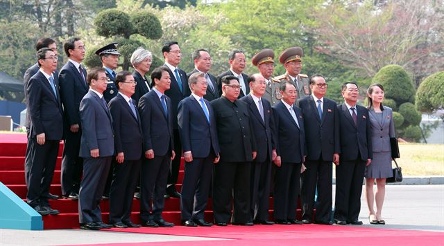 문재인 대통령과 김정은 북한 국무위원장이 27일 오전 판문점에서 수행원들과 기념사진을 찍고 있다. 고영권 기자