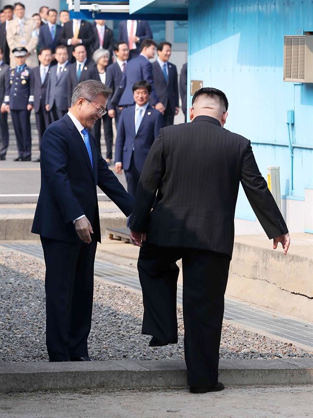 문재인 대통령이 27일 경기도 파주 판문점 군사분계선에서 김정은 북한 국무위원장을 맞이하고 있다. 판문점=고영권 기자